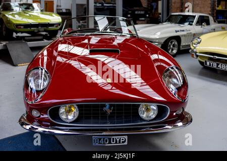 1960 Ferrari 250 GT LWB California Spider ‘840 UYP’ auf dem April Scramble im Bicester Heritage Center am 23.. April 2022 ausgestellt Stockfoto