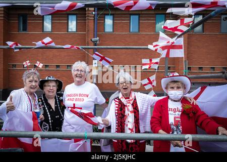 Manchester, Großbritannien. 24. April 2022. Menschen, die in rot-weißen Outfits gekleidet sind, nehmen an der jährlichen Feier des St. Georges Day Teil, die den Tod des Schutzpatrons von England markiert. ÊAndy Barton/Alamy Live News Credit: Andy Barton/Alamy Live News Stockfoto