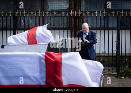 Manchester, Großbritannien. 24. April 2022. Ein Mann bereitet seinen Hut vor der jährlichen Feier des St. Georges Day vor, die den Tod des Schutzpatrons von England markiert. ÊAndy Barton/Alamy Live News Credit: Andy Barton/Alamy Live News Stockfoto