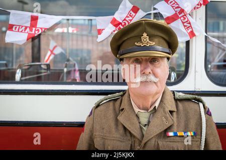 Manchester, Großbritannien. 24. April 2022. Ein Veteran erwartet den Beginn der jährlichen Feier zum St. Georges Day, die den Tod des Schutzpatrons von England markiert. Kredit: Andy Barton/Alamy Live Nachrichten Stockfoto