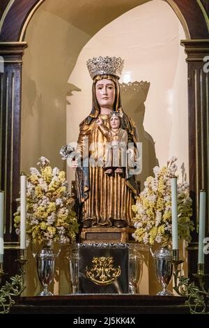 Buitrago del Lozoya, Spanien. Skulptur der Virgen de las Flores in der Kirche Santa Maria del Castillo Stockfoto