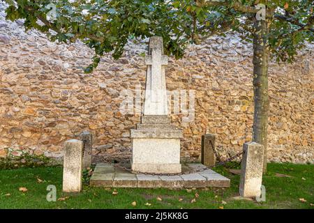 Buitrago del Lozoya, Spanien. Denkmal für die Gefallenen im Spanischen Bürgerkrieg in der Altstadt Stockfoto