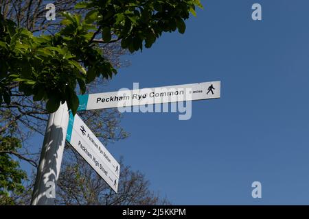 Straßenschilder für Peckham Rye Common, Peckham Rye Station und Peckham High Street. Stockfoto