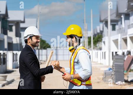 Ingenieur Mann Händedruck mit Geschäftsmann nach Abschluss der Sitzung auf der Baustelle, Hand schütteln Konzept. Stockfoto