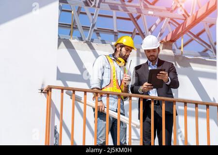 Architekt und Entwickler mit Blaupausen diskutieren Architektenprojekt auf Baustelle,Bau,Projekt,Geschäftsmann,Architekt,Ingenieur-Manager Stockfoto