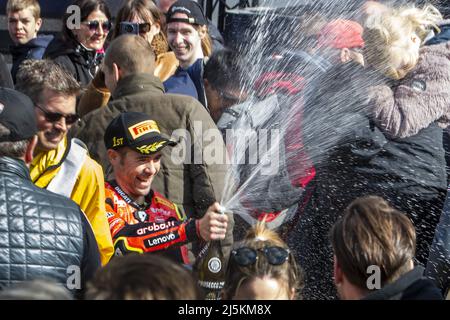 ASSEN - Alvaro Bautista (ESP) feiert den Sieg mit Rennfans nach dem Sieg beim World Superbike Rennen auf dem TT Circuit Assen. ANP VINCENT JANNINK Stockfoto