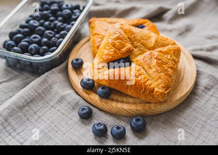 Blätterteigtaschen mit Marmelade gefüllt. Blätterteigtaschen gefüllt mit Heidelbeermarmelade, Wiener süße Blätterteigtaschen mit Heidelbeerfüllung Stockfoto