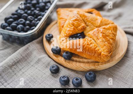 Blätterteigtaschen mit Marmelade gefüllt. Blätterteigtaschen gefüllt mit Heidelbeermarmelade, Wiener süße Blätterteigtaschen mit Heidelbeerfüllung Stockfoto