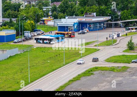 Kemerowo, Russland -24. juni 2021. Vorort- oder Stadtbusbahnhof mit einem Schild - Zentrale Entsendung, an der Bushaltestelle warten Leute auf den Bus zu Stockfoto