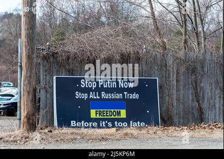 Lokale Unternehmen zeigen ein großes Stop Putin Now-Stop All Russian Trade Zeichen Stockfoto