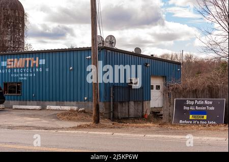 Lokale Unternehmen zeigen ein großes Stop Putin Now-Stop All Russian Trade Zeichen Stockfoto