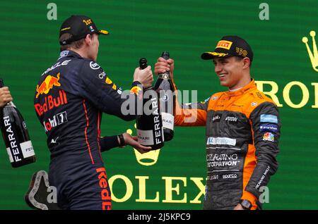 Sieger, Red Bull's Max Verstappen (links) und Dritter, McLaren's Lando Norris, feiern auf dem Podium nach dem Grand Prix der Emilia Romagna auf der Rennstrecke Autodromo Internazionale Enzo e Dino Ferrari in Italien, besser bekannt als Imola. Bilddatum: Sonntag, 24. April 2022. Stockfoto