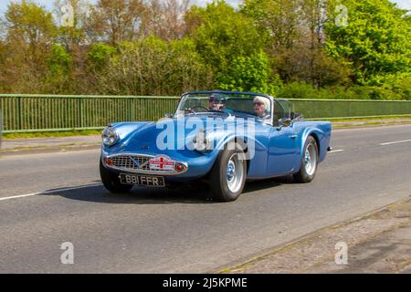 1963 60s 60er Jahre blaues DAIMLER 2548cc Benziner Cabriolet; Daimler 2,5 V8/V8-250, letztes Fahrzeug, das Daimler vor der Muttergesellschaft, der Birmingham Small Arms Company (BSA), lancierte, verkaufte es 1960 an Jaguar Cars in Manchester, Großbritannien Stockfoto