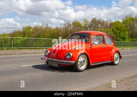 1972 70s 70er rote VW Volkswagen Beetle 1285cc Benzin Vee Dub; VW Käfer, alter Typ, Bug, Volkswagen Typ 1, Zweitüriger, subkompakter Kleinwagen mit Heckmotor, Käfer, Vocho, Fusca, Cocinelle, Maggiolino, Punch Buggy, People’s Car, luftgekühlt, hintermotorig, Kompaktwagen mit Hinterradantrieb, VW-Käfer, alte Käfer fahren in der Nähe von Manchester, Großbritannien Stockfoto