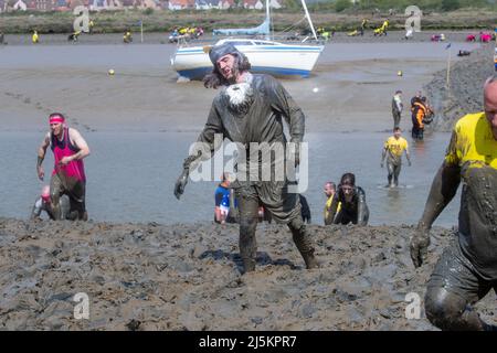 Maldon, Essex, Großbritannien. 24.. April 2022. Die Teilnehmer nehmen am 24. 2022. April am Maldon Mud Race in Maldon, Essex, Teil, da das Rennen zum ersten Mal seit zwei Jahren zurückkehrt. Kredit: Lucy North/Alamy Live Nachrichten Stockfoto