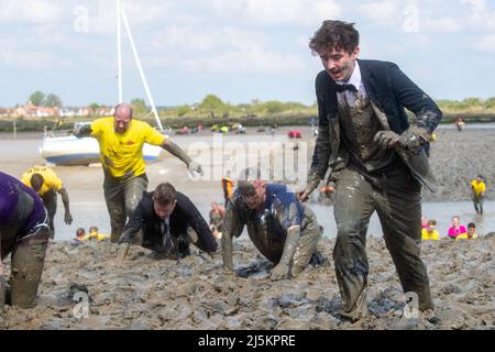 Maldon, Essex, Großbritannien. 24.. April 2022. Die Teilnehmer nehmen am 24. 2022. April am Maldon Mud Race in Maldon, Essex, Teil, da das Rennen zum ersten Mal seit zwei Jahren zurückkehrt. Kredit: Lucy North/Alamy Live Nachrichten Stockfoto