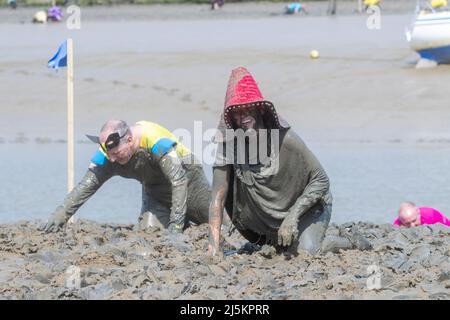 Maldon, Essex, Großbritannien. 24.. April 2022. Die Teilnehmer nehmen am 24. 2022. April am Maldon Mud Race in Maldon, Essex, Teil, da das Rennen zum ersten Mal seit zwei Jahren zurückkehrt. Kredit: Lucy North/Alamy Live Nachrichten Stockfoto