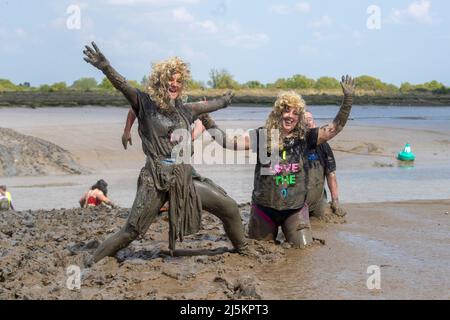 Die Teilnehmer nehmen am 24. 2022. April am Maldon Mud Race in Maldon, Essex, Teil, da das Rennen zum ersten Mal seit zwei Jahren zurückkehrt. Stockfoto