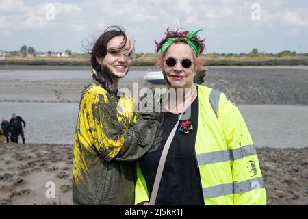 Maldon, Essex, Großbritannien. 24.. April 2022. Jo Brand und ihre Tochter Maisi beim Maldon Mud Race in Maldon, Essex, am 24. 2022. April, als das Rennen zum ersten Mal seit zwei Jahren zurückkehrt. Kredit: Lucy North/Alamy Live Nachrichten Stockfoto