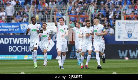 Bochum, Deutschland. 24. Apr, 2022. firo : 24.. April 2022, Fuvuball, 1. Bundesliga, Saison 2021/2022, VfL Bochum - FC Augsburg Jubilation AUGSBURG um HAHN und GREGORITSCH/dpa/Alamy Live News Stockfoto