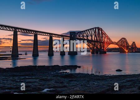 Die Forth Bridge in Schottland bei Sonnenuntergang Stockfoto