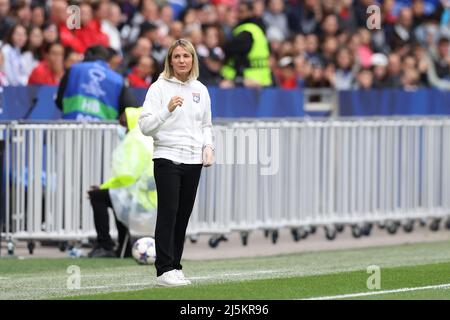 Lyon, Frankreich, 24.. April 2022. Sonia Bompastor Cheftrainer von Lyon reagiert während des UEFA Womens Champions League-Spiels im OL Stadium, Lyon. Bildnachweis sollte lauten: Jonathan Moscrop / Sportimage Stockfoto