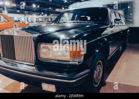 7/31/2021 - Sharjah, Vereinigte Arabische Emirate: 1989 Rolls Royce Silver Spur II Limousine eine schwarze Seitenansicht des britischen Oldtimer Stockfoto