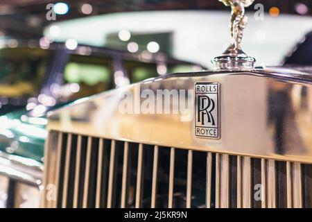 '7/31/2021 - Sharjah, VAE: Rolls Royce Logo auf schwarzem Auto aus nächster Nähe zu einer klassischen Luxusmarke des Vereinigten Königreichs' Stockfoto