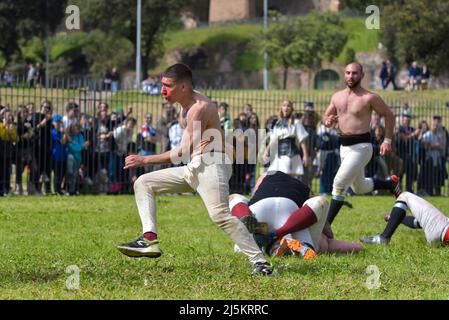 Historisches Fußballspiel von Harpastum während der Feier des Geburtstages von Rom im Circo Massimo in Rom. (Foto von Roberto Bettacchi / Pacific Press/Sipa USA) Stockfoto