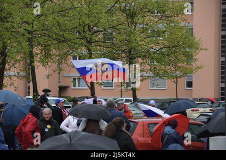 Lahr, Deutschland. 24. April 2022. Mit russischen Flaggen versammeln sich die Menschen vor dem Beginn einer prorussischen Autokolonne durch Lahr, wo Tausende von ethnischen Deutschen aus der ehemaligen Sowjetunion leben. Etwa 100 Menschen versammelten sich am Bahnhof in der Stadt Ortenau, so ein Polizeisprecher. Nach Angaben der Organisatoren richtete sich der Protest gegen die "Diskriminierung gegen russische Deutsche, für den Frieden, gegen den Krieg". Quelle: Maren Richter/Thomas Reichelt/dpa/Alamy Live News Stockfoto