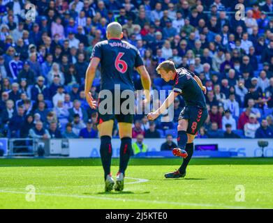 Brighton, Großbritannien. 24. April 2022. James ward-Prowse aus Southampton schießt und punktet während des Premier League-Spiels zwischen Brighton & Hove Albion und Southampton beim Amex am 24. 2022. April in Brighton, England. (Foto von Jeff Mood/phcimages.com) Quelle: PHC Images/Alamy Live News Stockfoto