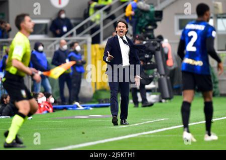 Mailand, Italien. 23., April 2022. Die Managerin Simone Inzaghi von Inter sah während der Serie Ein Spiel zwischen Inter und Roma bei Giuseppe Meazza in Mailand. (Bildnachweis: Gonzales Photo - Tommaso Fimiano). Stockfoto