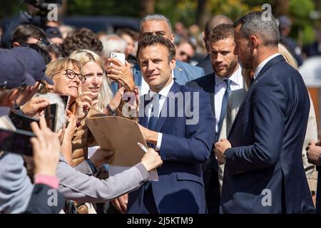 (220424) -- LE TOUQUET, 24. April 2022 (Xinhua) -- der französische Präsident Emmanuel Macron posiert mit seinen Unterstützern für Fotos, bevor er am 24. April 2022 in Le Touquet, Nordfrankreich, seine Wahl abgab. Die Stichwahl des französischen Präsidenten von 2022 begann am Sonntag um 8 Uhr Ortszeit (0600 Uhr GMT) in Metropolitan France zwischen dem amtierenden Präsidenten Emmanuel Macron und der Kandidatin Marine Le Pen. (Foto von Angelini Hans/Xinhua) Stockfoto