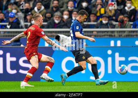 Mailand, Italien. 23., April 2022. Ivan Peresic (14) von Inter und Rick Karsdorp (2) von Roma gesehen während der Serie Ein Spiel zwischen Inter und Roma bei Giuseppe Meazza in Mailand. (Bildnachweis: Gonzales Photo - Tommaso Fimiano). Stockfoto