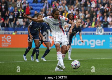 Lyon, Frankreich, 24.. April 2022. Wendie Renard aus Lyon erzielt beim UEFA Womens Champions League-Spiel im OL Stadium, Lyon, eine erste Halbstrafe, um das Spiel auf 1-1 zu bringen. Bildnachweis sollte lauten: Jonathan Moscrop / Sportimage Stockfoto