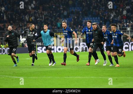 Mailand, Italien. 23., April 2022. Die Spieler von Inter feiern den Sieg nach dem Spiel der Serie A zwischen Inter und Roma bei Giuseppe Meazza in Mailand. (Bildnachweis: Gonzales Photo - Tommaso Fimiano). Stockfoto