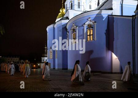 23. April 2022, Bucha, Kiew, Ukraine: Priester in einer Parade. Die orthodoxe Osterdienst in der Nacht - von späten Samstagabend bis zum frühen Sonntagmorgen- gefeiert worden war im Inneren St. MichaelÂ €™s Golden Domed Cathedral, in Kiew, in Anwesenheit der Metropolitan Epifany, der Klerus und nur wenige Menschen, aufgrund der nationalen Ausgangssperre. Die Zeremonie wurde für Online-Streaming für engagierte Menschen aufgezeichnet. (Bild: © Valeria Ferraro/ZUMA Press Wire) Stockfoto