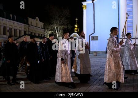 23. April 2022, Bucha, Kiew, Ukraine: Priester werden in einem Padare gesingend gesehen. Die orthodoxe Osterdienst in der Nacht - von späten Samstagabend bis zum frühen Sonntagmorgen- gefeiert worden war im Inneren St. MichaelÂ €™s Golden Domed Cathedral, in Kiew, in Anwesenheit der Metropolitan Epifany, der Klerus und nur wenige Menschen, aufgrund der nationalen Ausgangssperre. Die Zeremonie wurde für Online-Streaming für engagierte Menschen aufgezeichnet. (Bild: © Valeria Ferraro/ZUMA Press Wire) Stockfoto