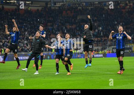 Mailand, Italien. 23., April 2022. Die Spieler von Inter feiern den Sieg nach dem Spiel der Serie A zwischen Inter und Roma bei Giuseppe Meazza in Mailand. (Bildnachweis: Gonzales Photo - Tommaso Fimiano). Stockfoto