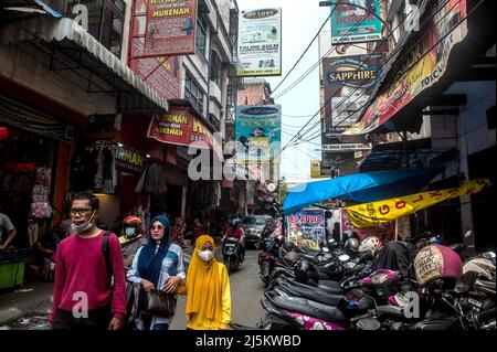 Gemeinschaftsaktivitäten auf dem Markt auf dem Alten Fischmarkt in Medan, Provinz Nord-Sumatra, Indonesien am 24. April 2022. Foto von Aditya Sutanta/ABACAPRESS.COM Stockfoto