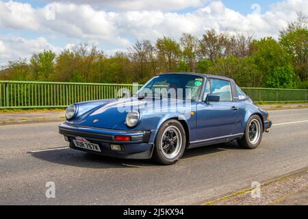 1980 80s 80er Jahre blaues Porsche 911 2993cc Benziner Cabriolet; kompakte, hochstilisierte Coupés, sportliches Fahren in Manchester, Großbritannien Stockfoto