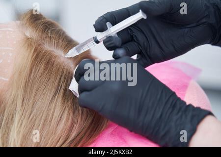 Frau bekommt Injektion in die Haut während der Mesotherapie Stockfoto