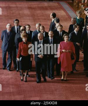 Der sowjetische Führer MICHAIL GORBATSCHOW und seine Frau Raisa treffen Königin Elisabeth II. Auf Schloss Windsor während eines Staatsbesuches in England 1988 Stockfoto