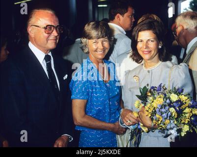 Die schwedische Sängerin Alice Babs Sjöblom trifft mit ihrem Ehemann Nils Ivar die schwedische Königin Silvia bei den Olympischen Sommerspielen in Los Angeles 1984 Stockfoto