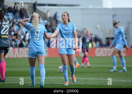 Manchester, Großbritannien. 24. April 2022. Manchester City Spieler am Ende des FA Womens Super League Spiels zwischen Manchester City und Leicester City im Academy Stadium in Manchester, England Paul Roots/SPP Credit: SPP Sport Press Foto. /Alamy Live News Stockfoto