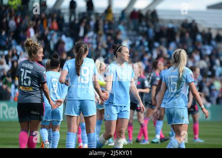 Manchester, Großbritannien. 24. April 2022. Manchester City Spieler am Ende des FA Womens Super League Spiels zwischen Manchester City und Leicester City im Academy Stadium in Manchester, England Paul Roots/SPP Credit: SPP Sport Press Foto. /Alamy Live News Stockfoto