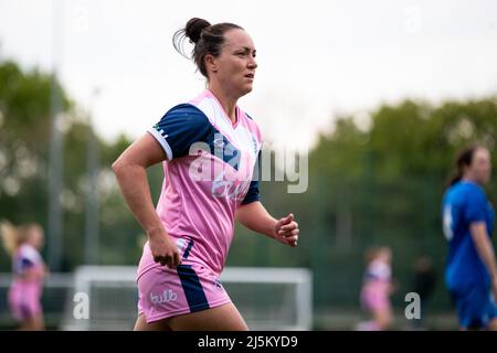 London, Großbritannien. 24. April 2022. Saskia Philp (7 Dulwich Hamlet) während des Premier-Spiels der Londoner und South East Regional Womens zwischen New London Lionesses und Dulwich Hamlet im Brunel University Sports Park in London, England. Liam Asman/SPP Credit: SPP Sport Press Photo. /Alamy Live News Stockfoto