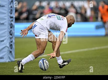 Barnett, Großbritannien. 24. April 2022. Premiership Rugby. Saracens V Exeter Chiefs. StoneX Stadium. Barnett. Olly Woodburn (Exeter Chiefs) versucht es beim Rugby-Match Saracens V Exeter Chiefs Gallagher Premiership. Kredit: Sport In Bildern/Alamy Live Nachrichten Stockfoto