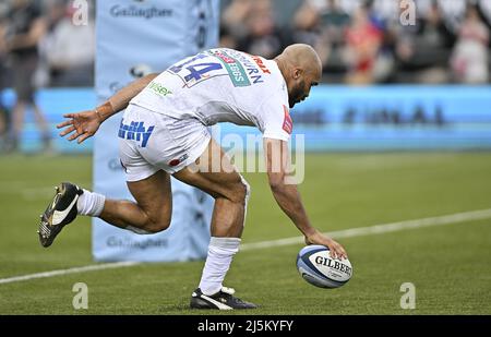 Barnett, Großbritannien. 24. April 2022. Premiership Rugby. Saracens V Exeter Chiefs. StoneX Stadium. Barnett. Olly Woodburn (Exeter Chiefs) versucht es beim Rugby-Match Saracens V Exeter Chiefs Gallagher Premiership. Kredit: Sport In Bildern/Alamy Live Nachrichten Stockfoto