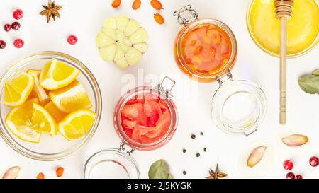 Fermentierte Lebensmittel. Natürliches Heilmittel für Immunität Gesundheit. Gesunde Lebensmittelzusammensetzung mit wilden Preiselbeeren, Honig, Knoblauch, Sanddorn, Zimtstangen und Stockfoto
